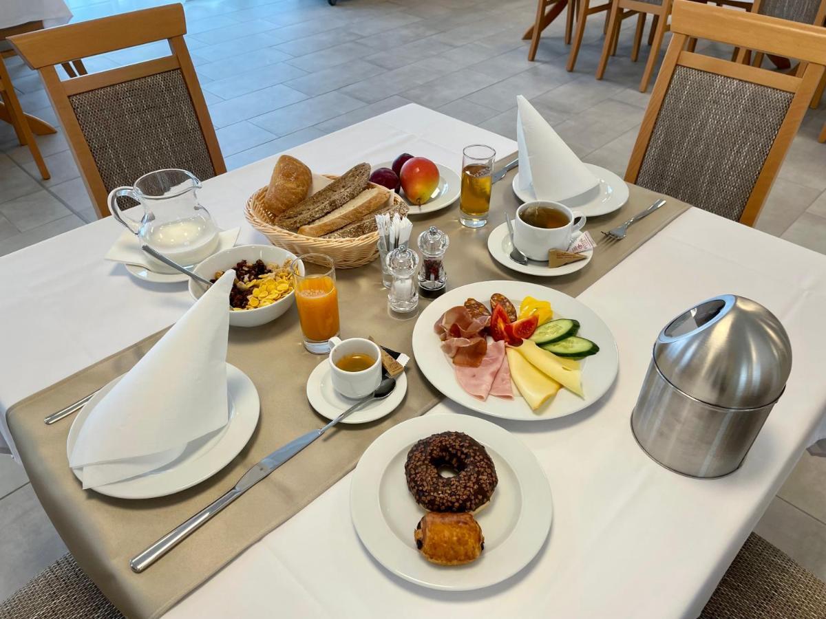 Gyirmot Sport & Wellness Hotel 杰尔 外观 照片
