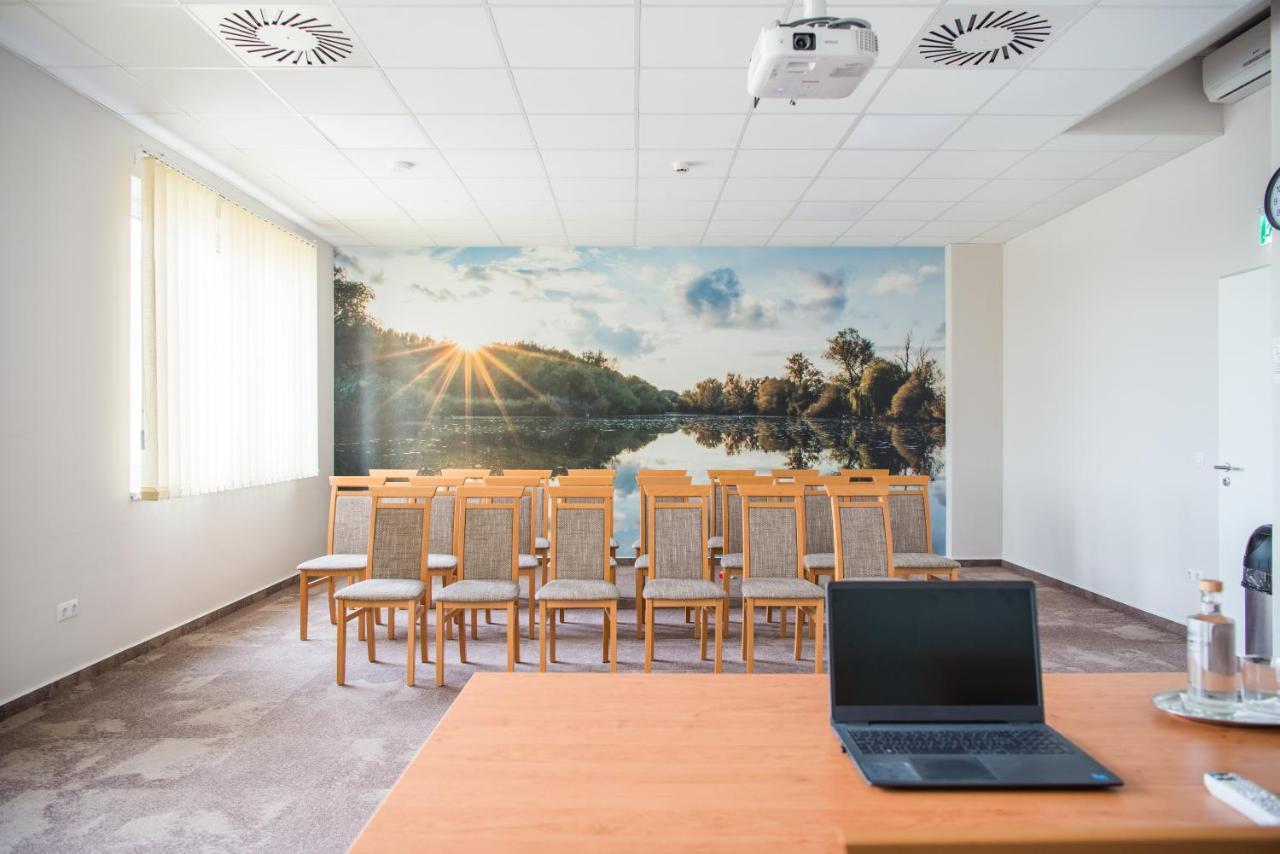Gyirmot Sport & Wellness Hotel 杰尔 外观 照片